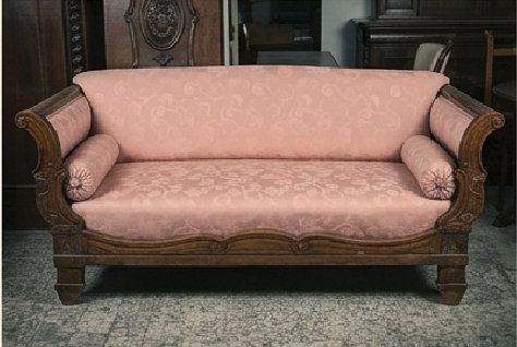 Selezione di mobili d’epoca in legno esposti in un ambiente classico