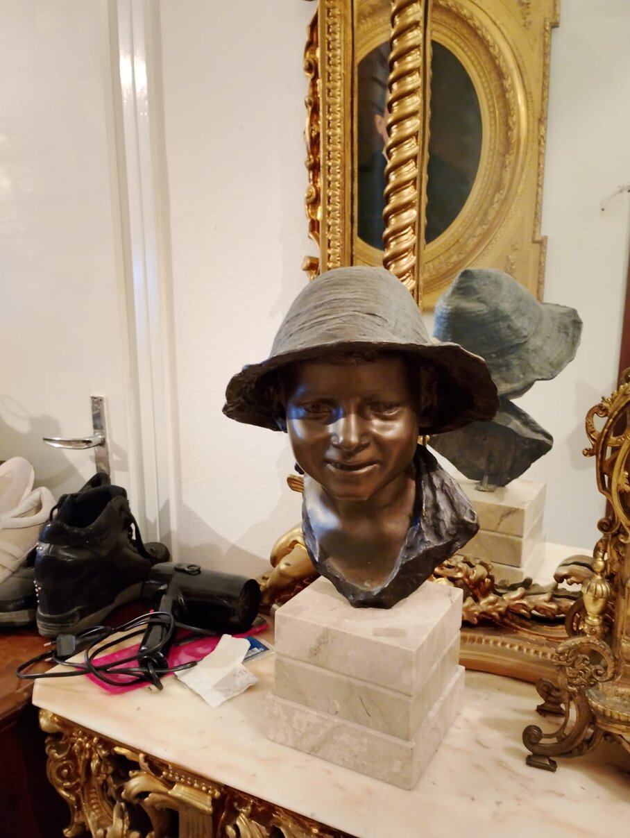 Oggetti d’epoca come specchiere, candelabri e orologi disposti su una credenza