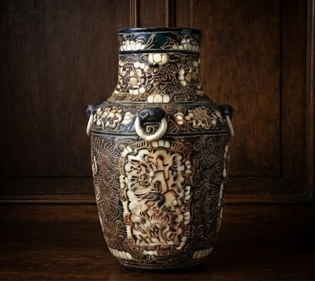 Oggettistica antica come specchiere, orologi e candelabri esposta su una credenza