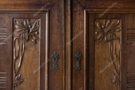 Dettaglio di mobile antico in legno con intagli decorativi